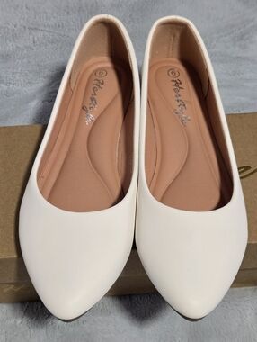 NIB - HERSTYLE -  H-Elina Women's Pointed-toe Ballet Flat in White,  Size 6.